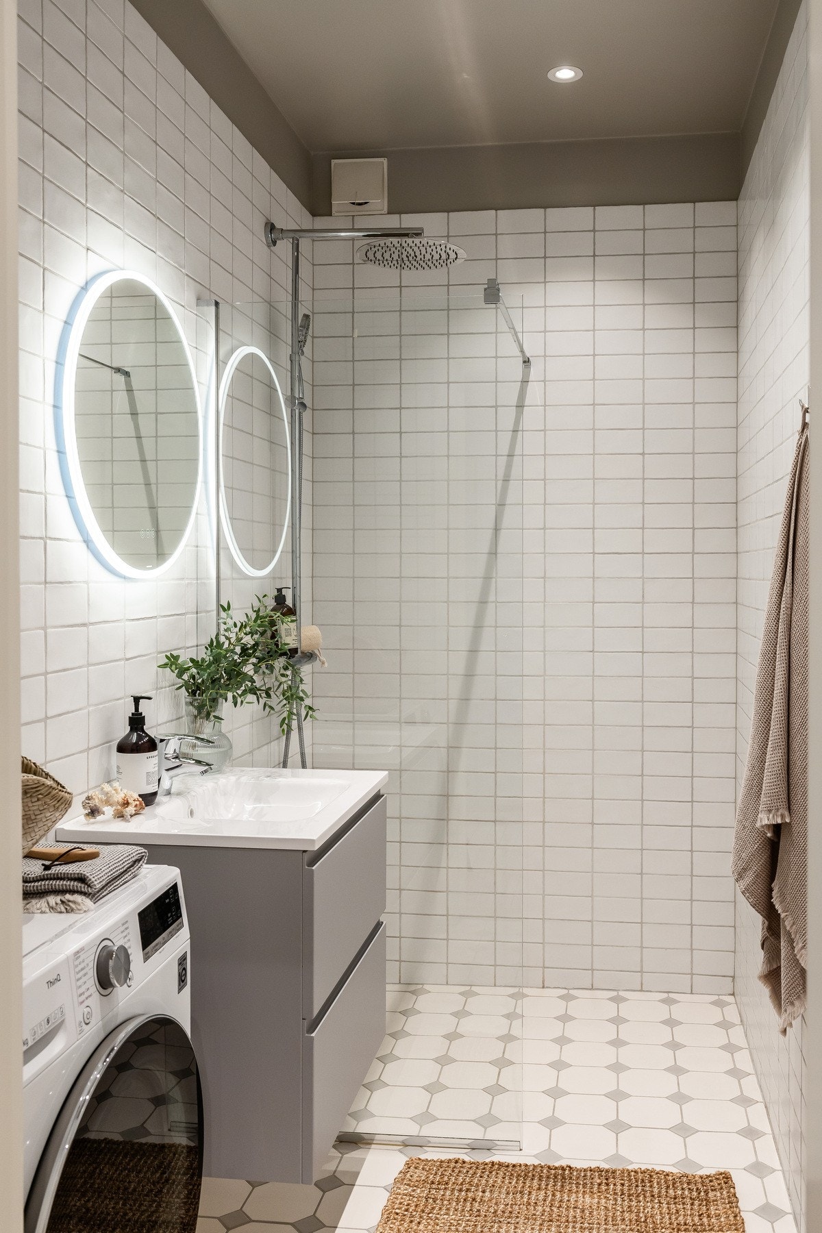 Baderom med dusjhjørne og opplegg for vaskemaskin Galleribilde