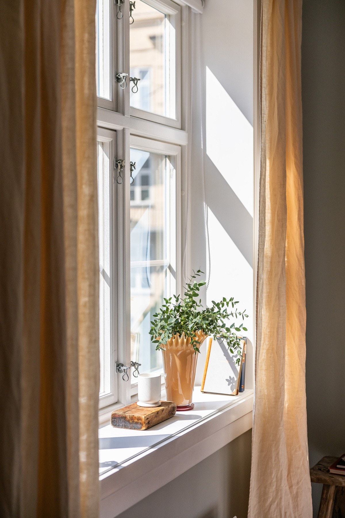 Fine klassiske vinduer med dype karmer Galleribilde