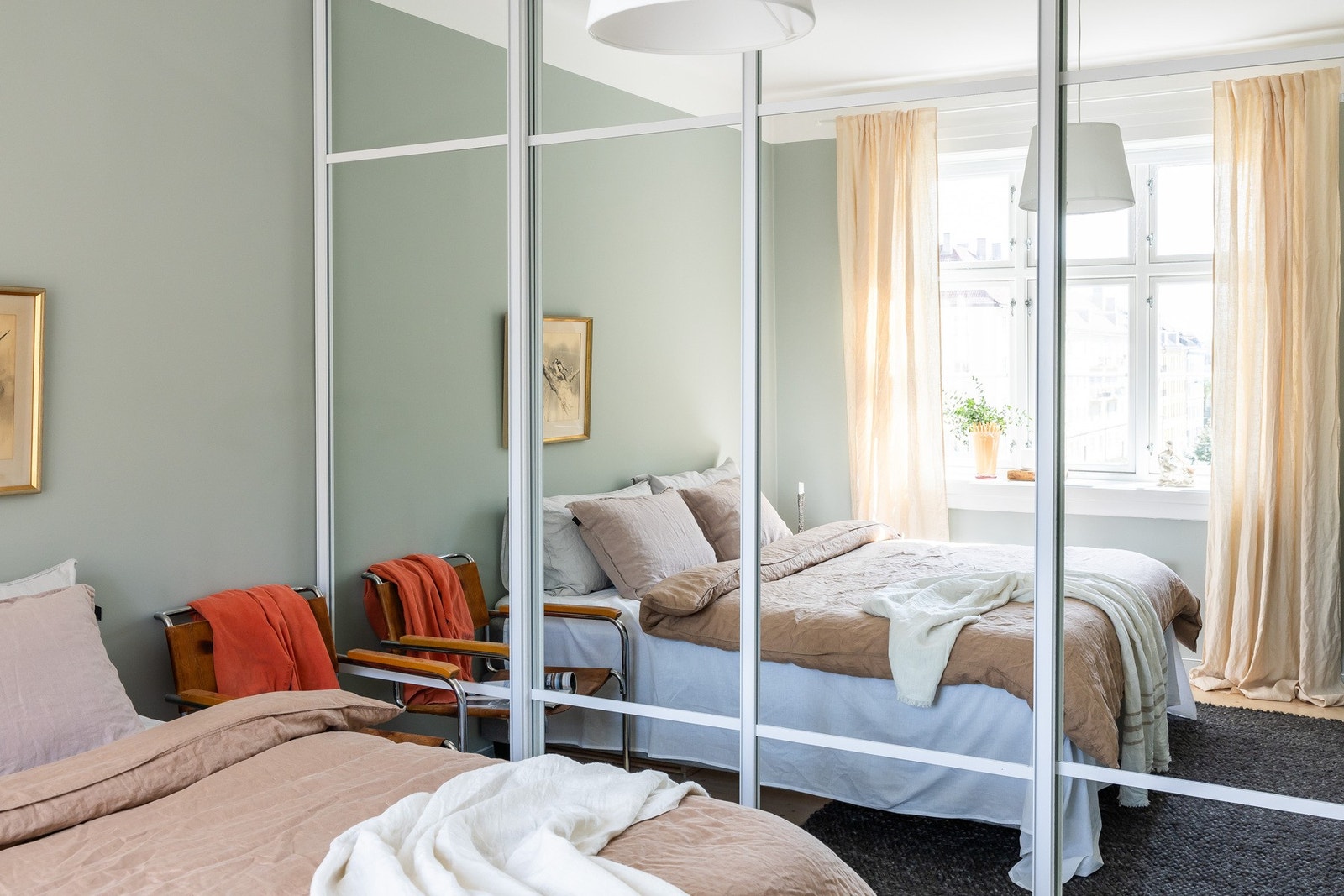 God lagring på soverom med skyvedørsgarderobe Galleribilde