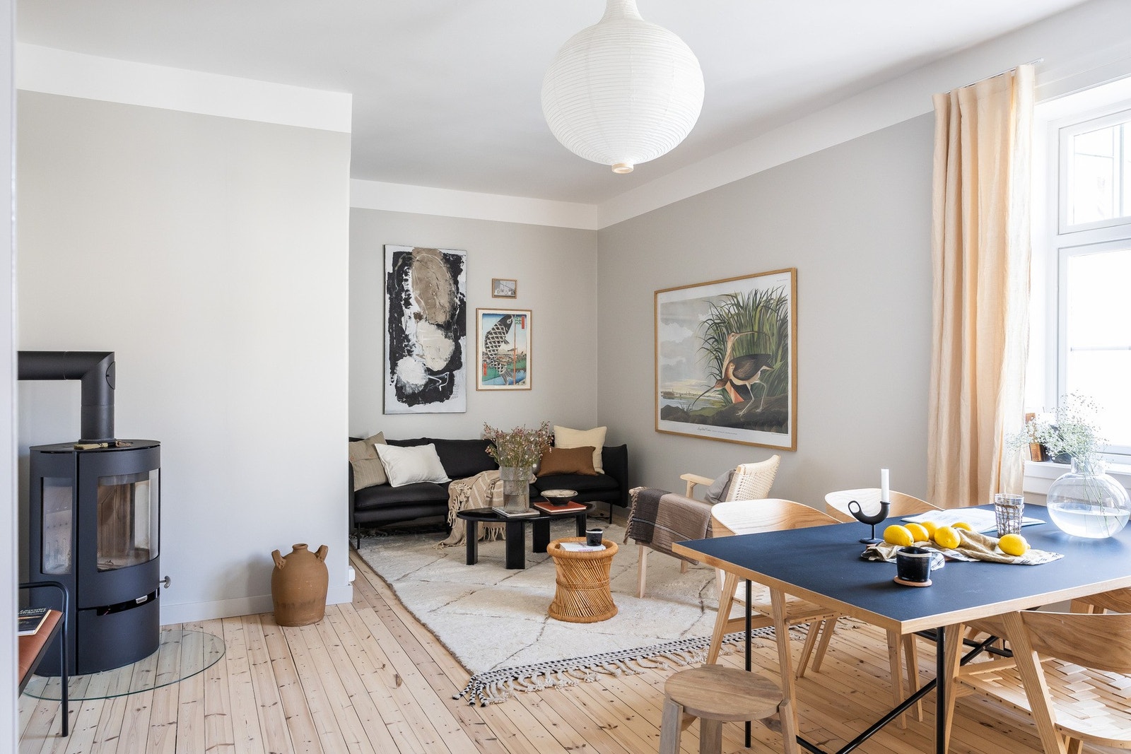 Åpen og luftig stue med peisovn Galleribilde