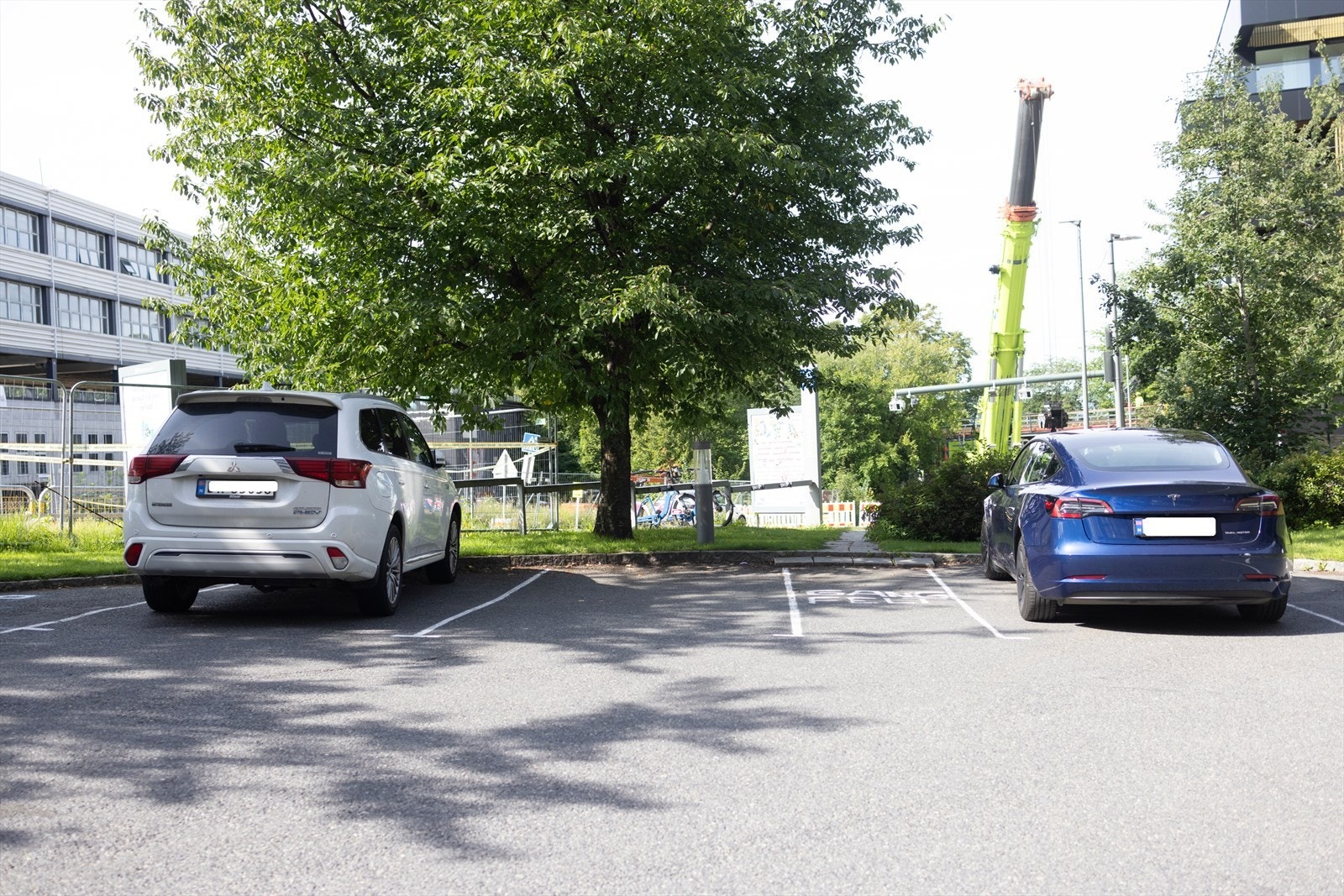 Gjesteparkering, det er også gjesteparkeringsplass i garasjen. Galleribilde