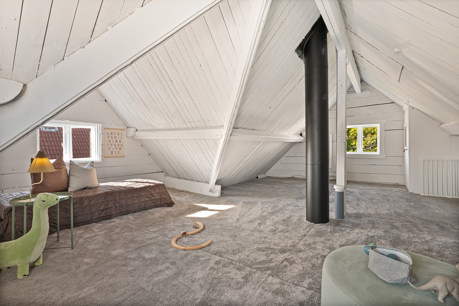Romslig loft med nytt gulv. Klargjort for bad vanntilførsel/avløp opp til loft. Mønedrager er forsterket og det er satt inn ny pipe. Galleribilde