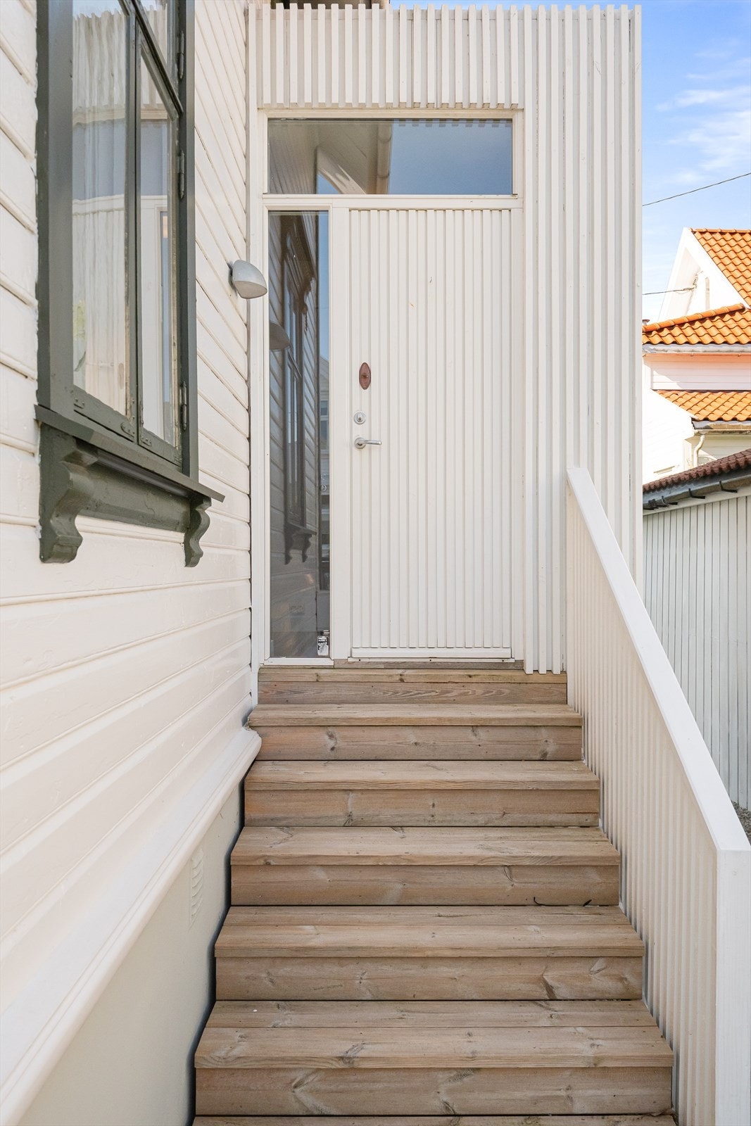 Inngangsparti med skjult lagring av boss-spann, gressklipper, vanntrommel etc under. Galleribilde