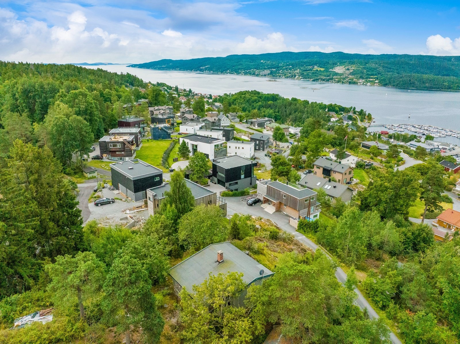 Eiendommen har fantastisk beliggenhet, og nydelig utsikt over Oslofjorden, Drøbaksundet og Oscarsborg festning Galleribilde