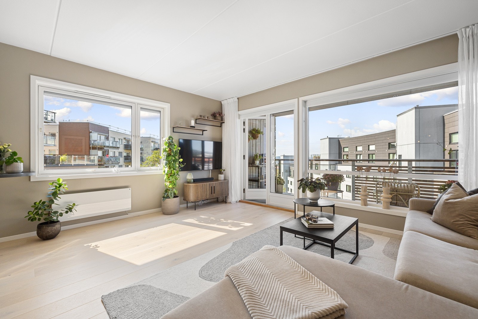 I stuen er det mange og store vindusflater som slipper inn rikelig med naturlig lys Galleribilde