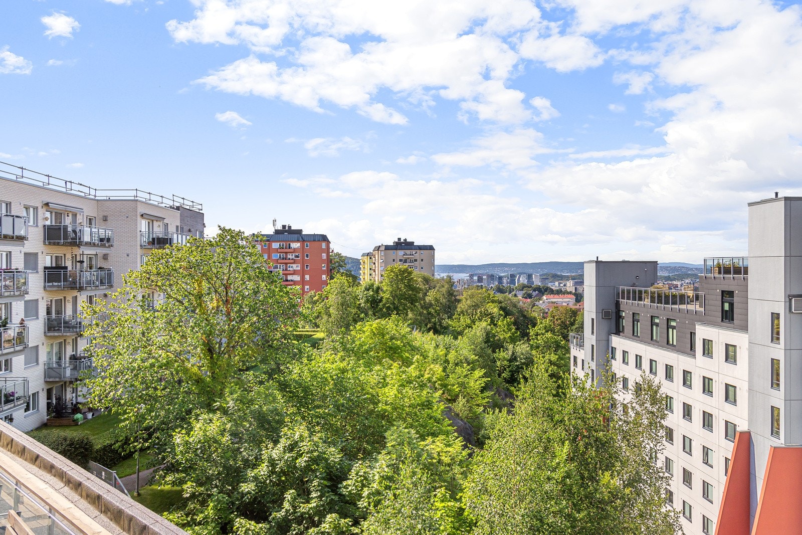 Fra balkongen er det vidstrakt utsikt utover Oslo og rikelig med sol Galleribilde