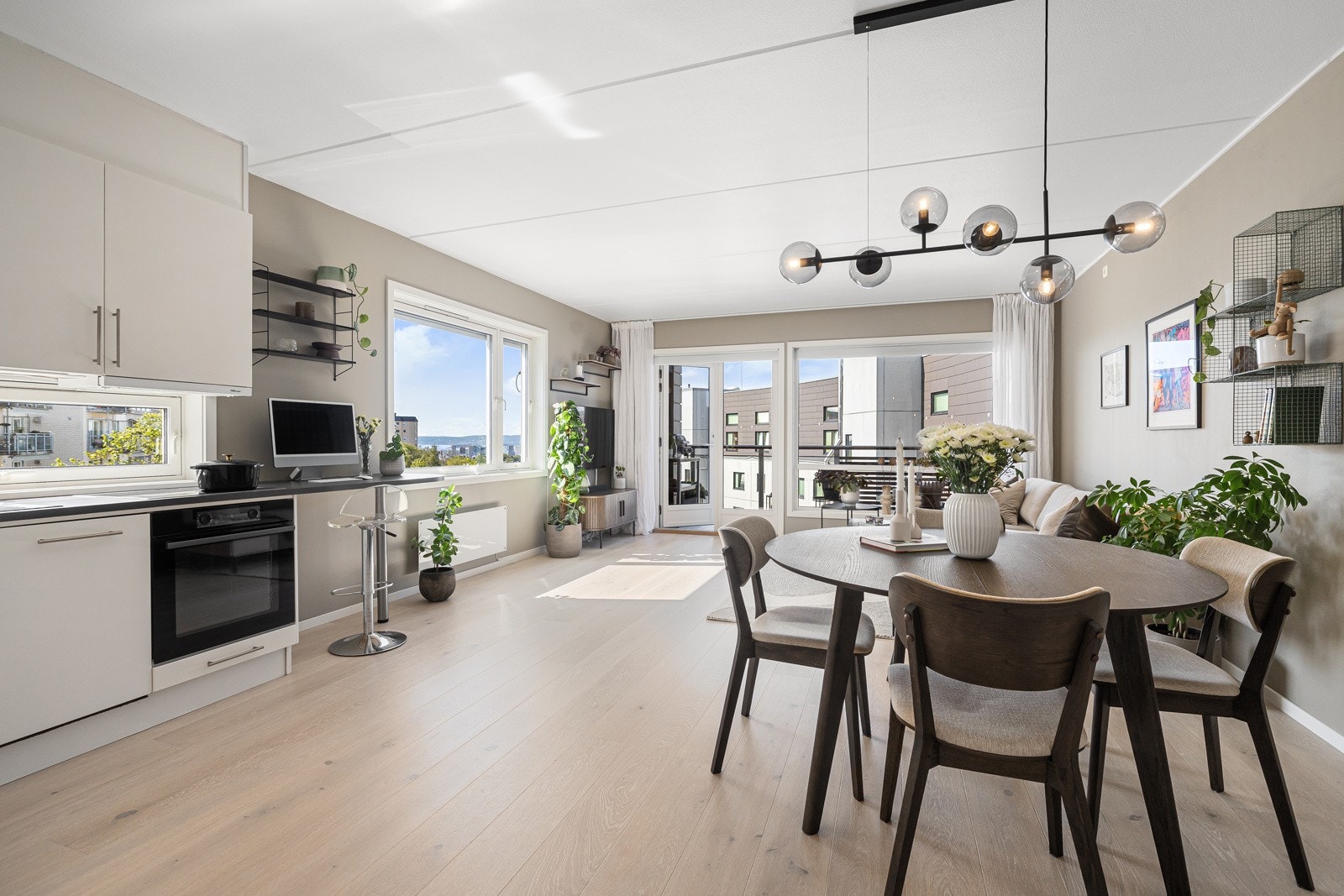 Leiligheten holder gjennomgående god standard i et bygg fra 2007 Galleribilde