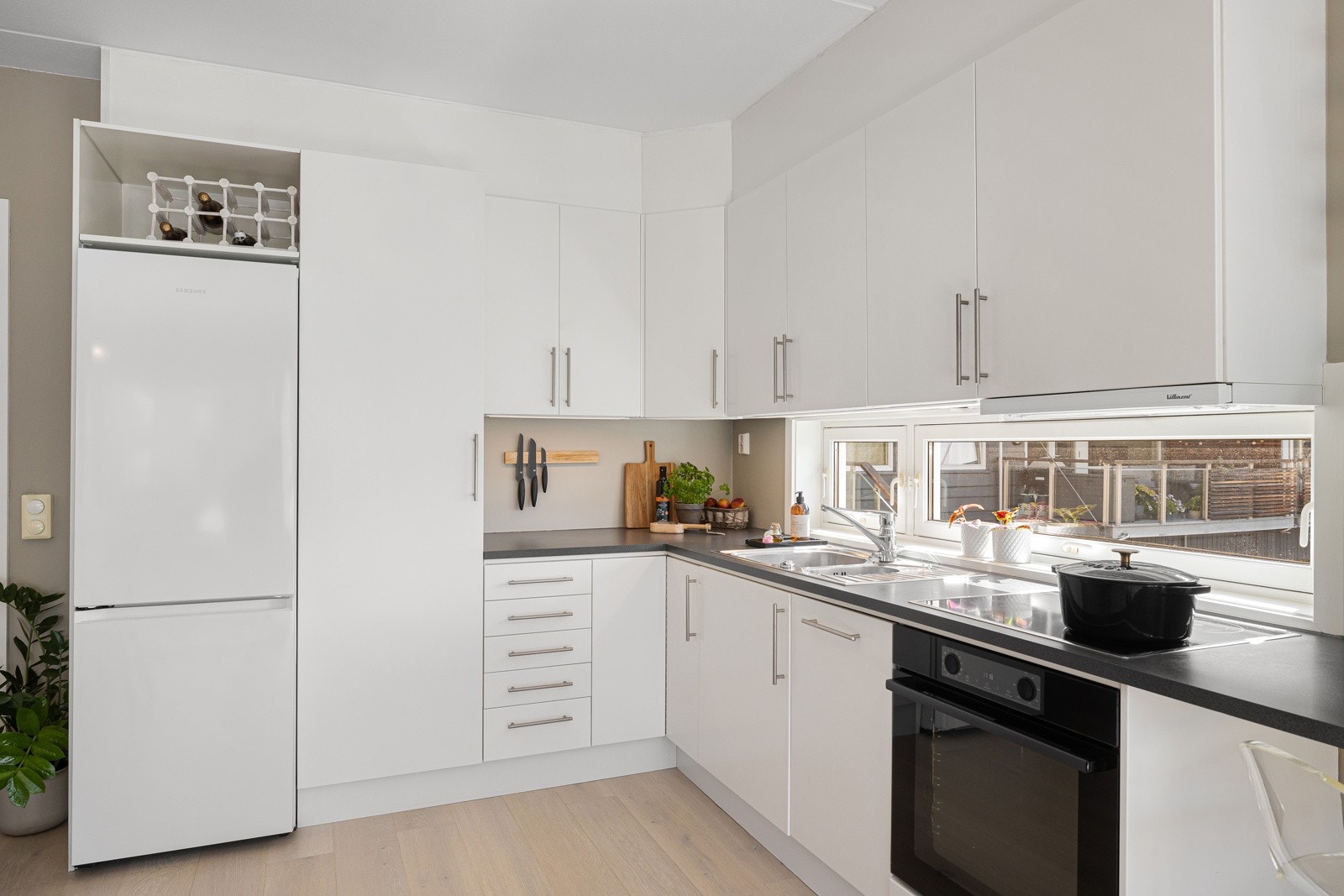 Stilrent kjøkken utført i tidløst design fra 2007 Galleribilde