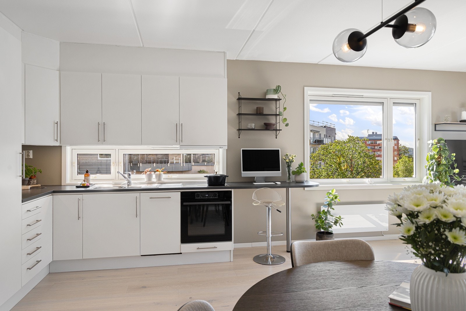 På kjøkkenet er det rikelig med skap- og benkplass Galleribilde