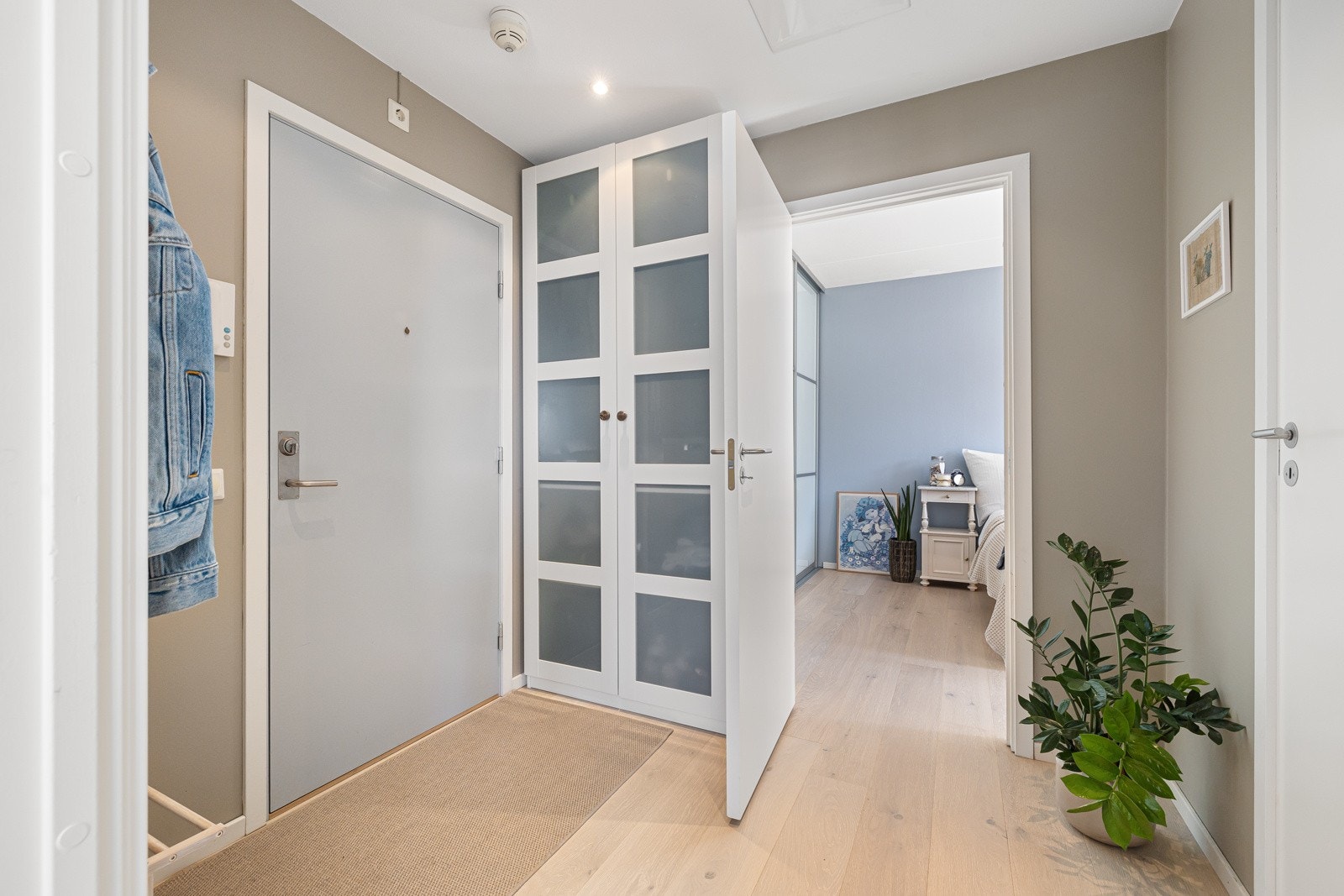 Innbydende gang/entré med montert garderobeskap Galleribilde