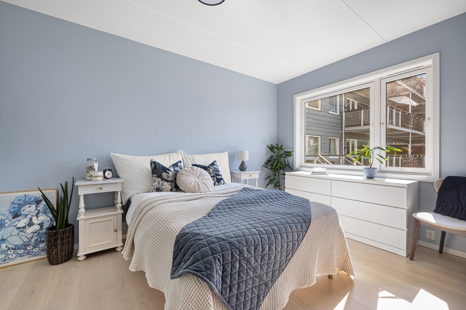 Romslig soverom med plass til dobbeltseng, nattbord, skrivepult og annet ønskelig møblement Galleribilde