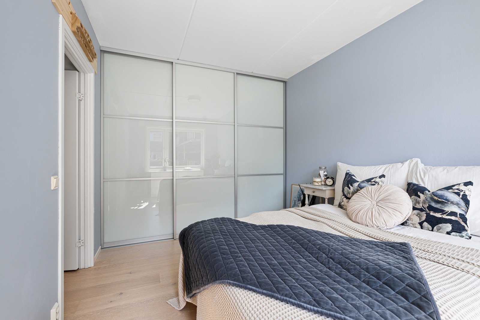 På soverommet er det også montert en praktisk skyvedørsgarderobe Galleribilde