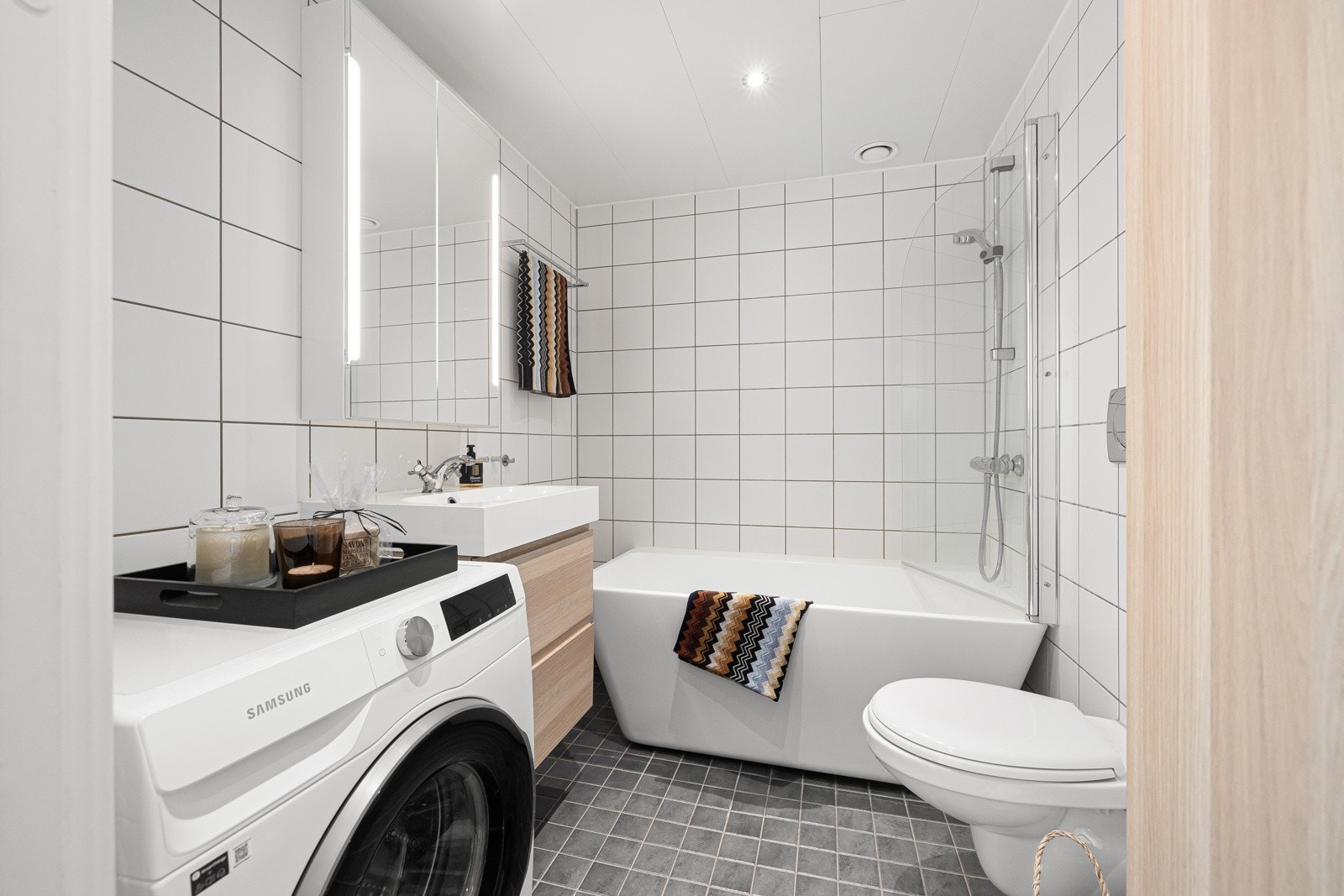 Pent og funksjonelt bad utført i tidløst design Galleribilde