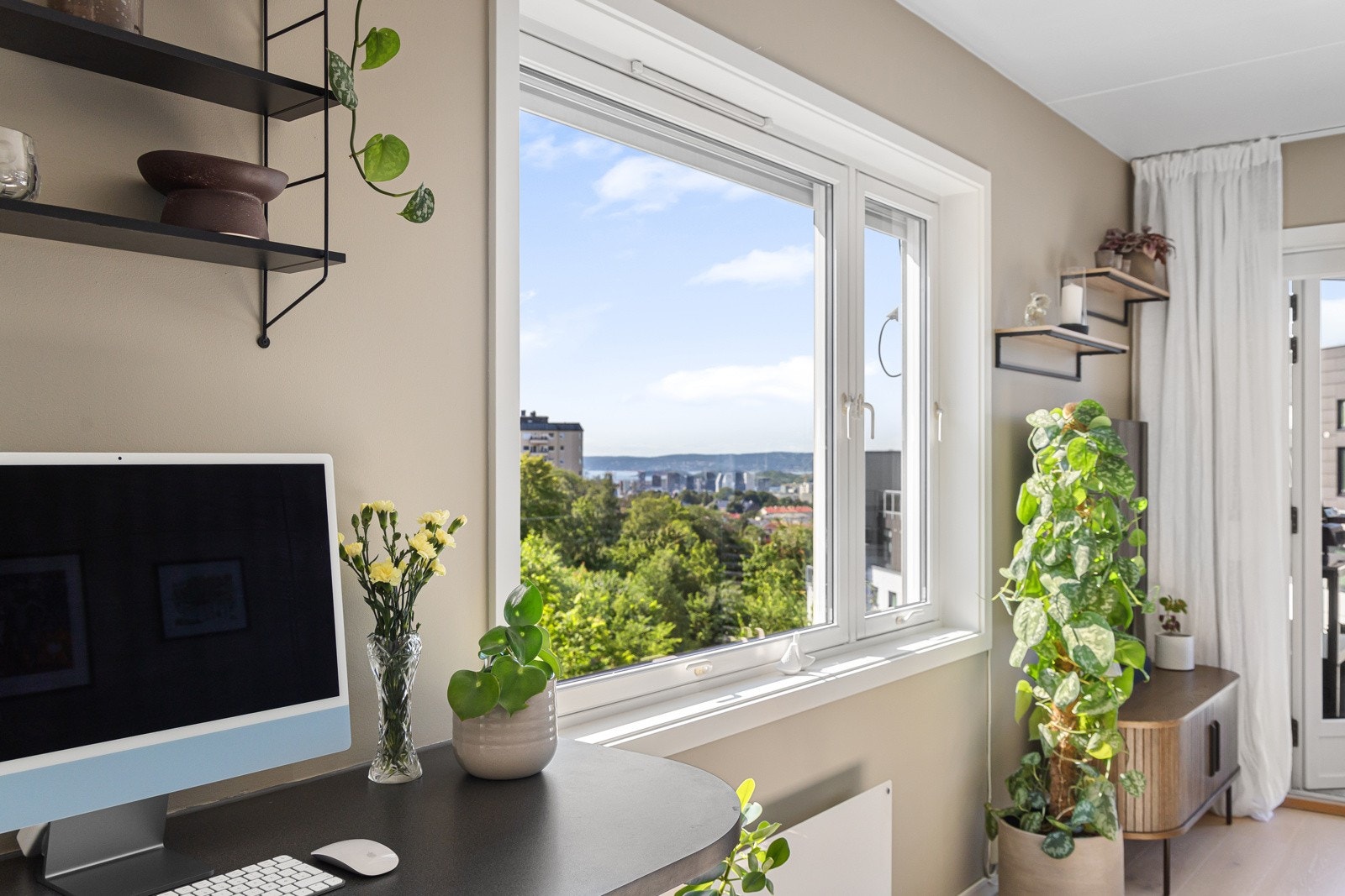 Fantastisk utsikt fra kjøkkenet i byggets 5. etasje! Galleribilde