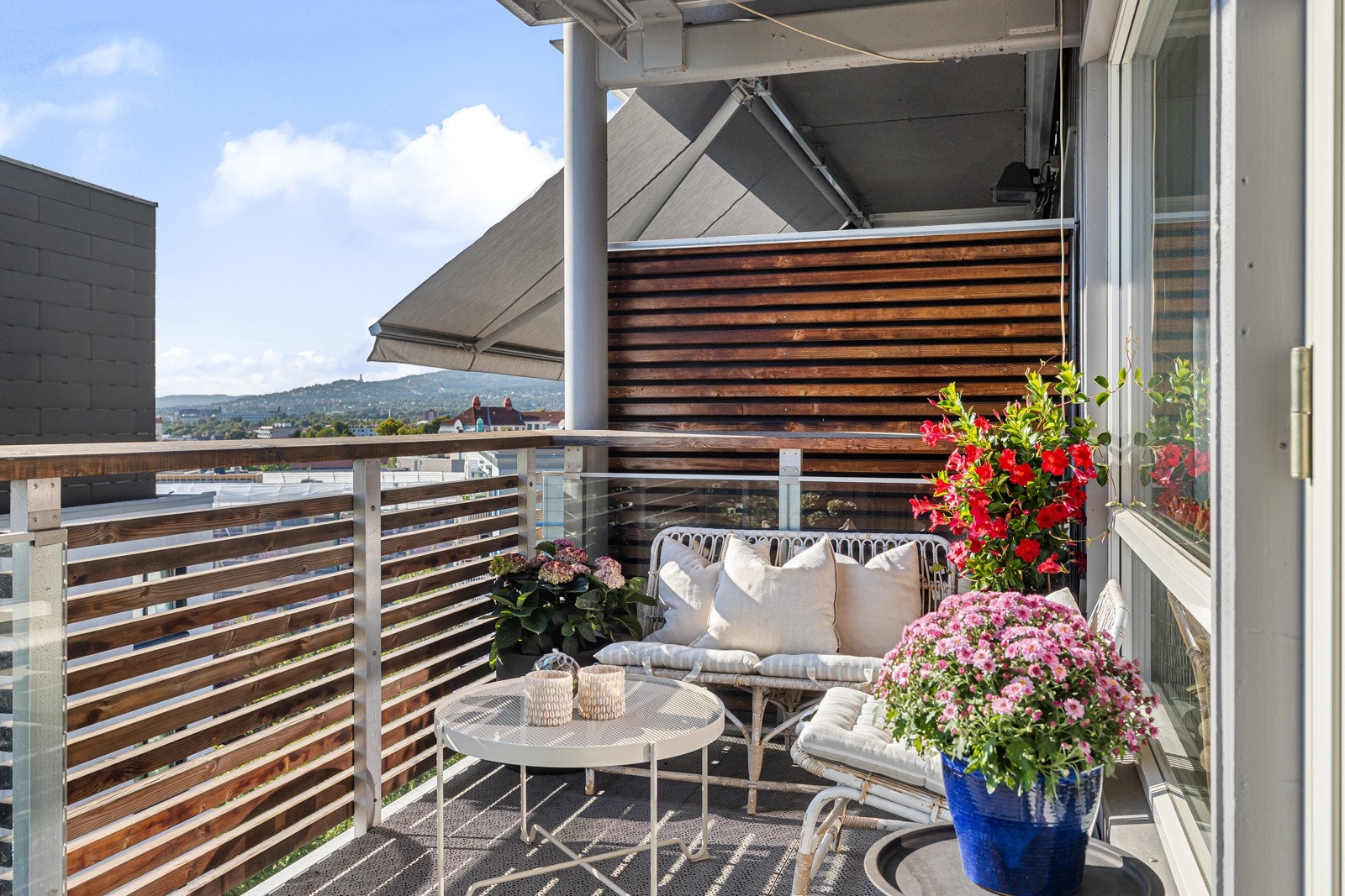 På balkongen er det rikelig med plass til grill og utemøblement Galleribilde