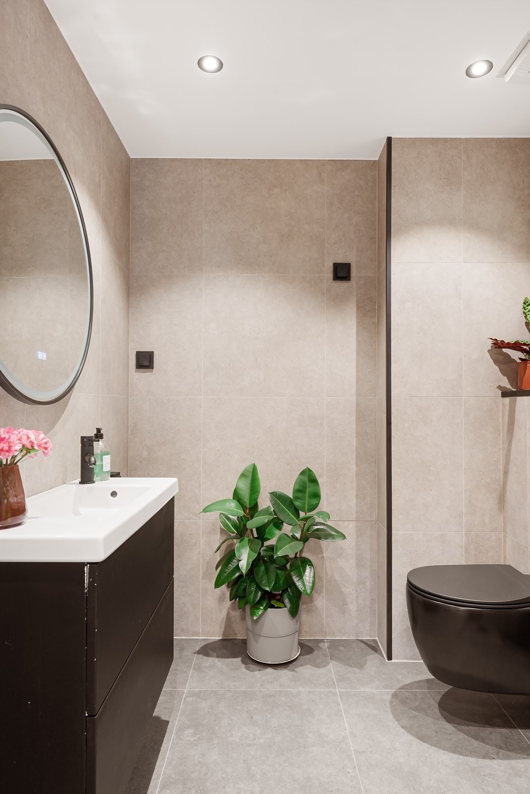 Badet har opplegg for vaskemasking og elektriske varmekabler i gulv. Galleribilde