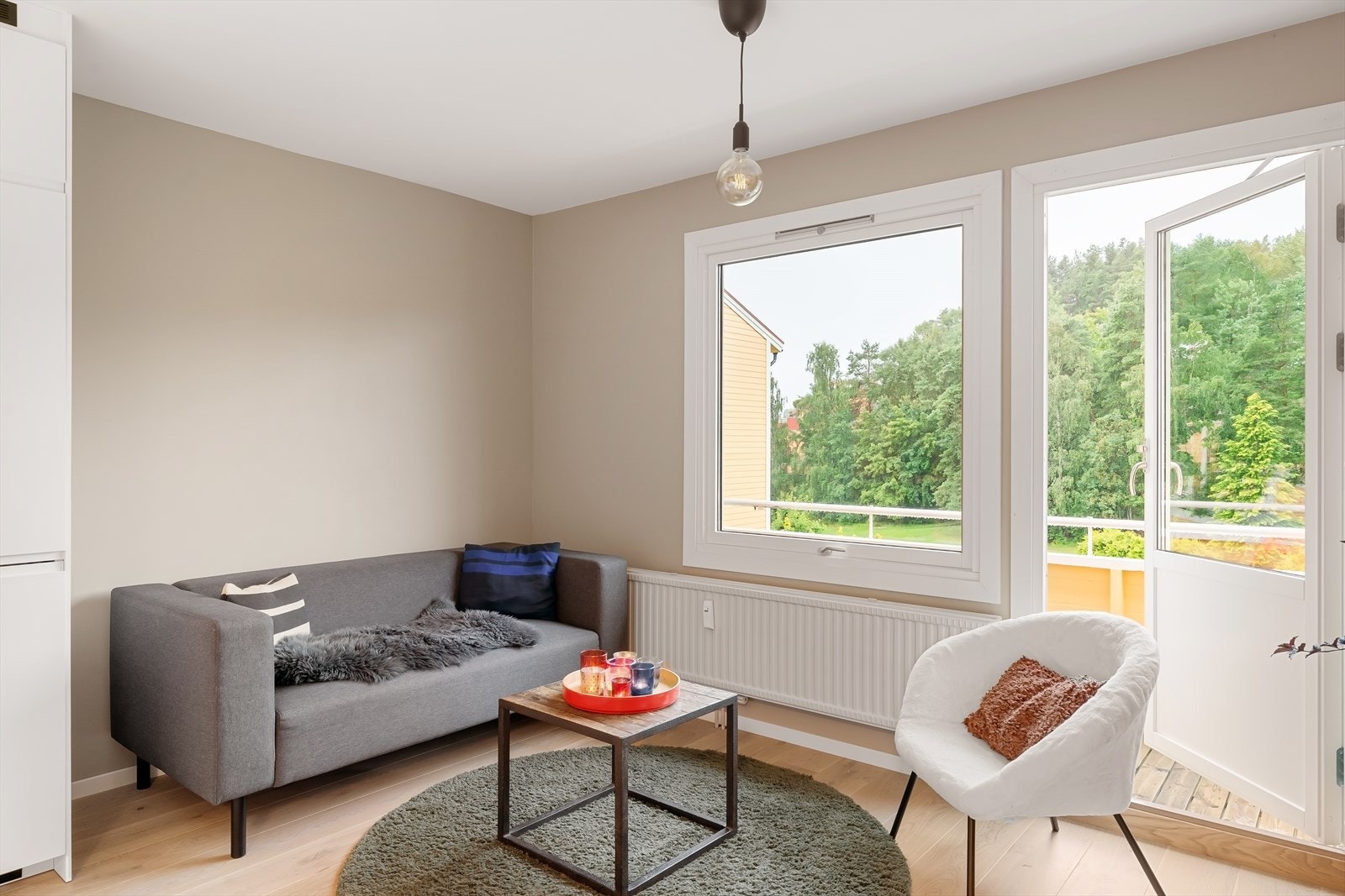 Lys og innbydende stue med plass til sofagruppe og annet ønsket møblement. Vinduene i leiligheten er fra 2015. Galleribilde