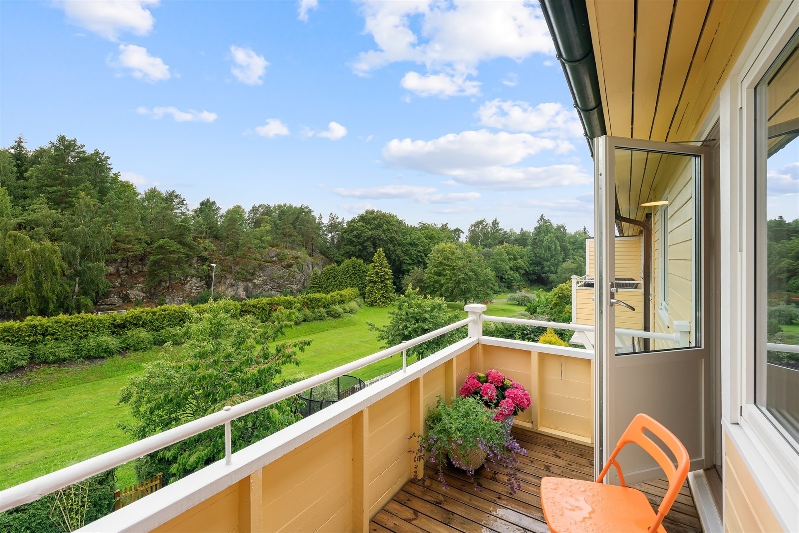 Det er plass til å møblere balkongen med utemøbler, grill og pynt. Galleribilde