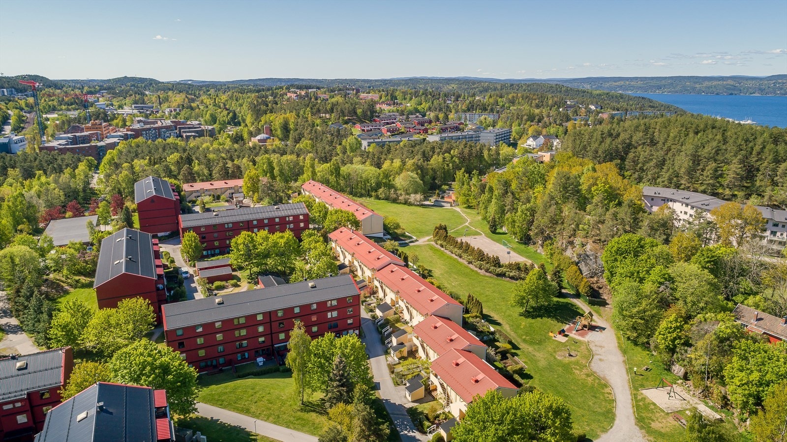 Flott beliggenhet på Ravnåsen med umiddelbar nærhet til natur og rekreasjon (Bildet er tatt fra borettslagets hjemmside). Galleribilde