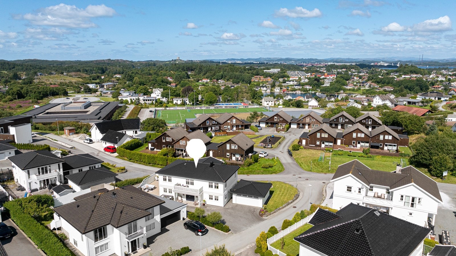 Sentral beliggenhet i forhold til barnehager, skoler, Karmøyhallen, turområde og sentrum Galleribilde