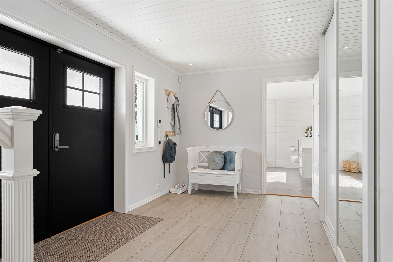 I hallen er det flislagt gulv med varmekabler, samt en stor skyvedørsgarderobe med masse oppbevaringsplass Galleribilde