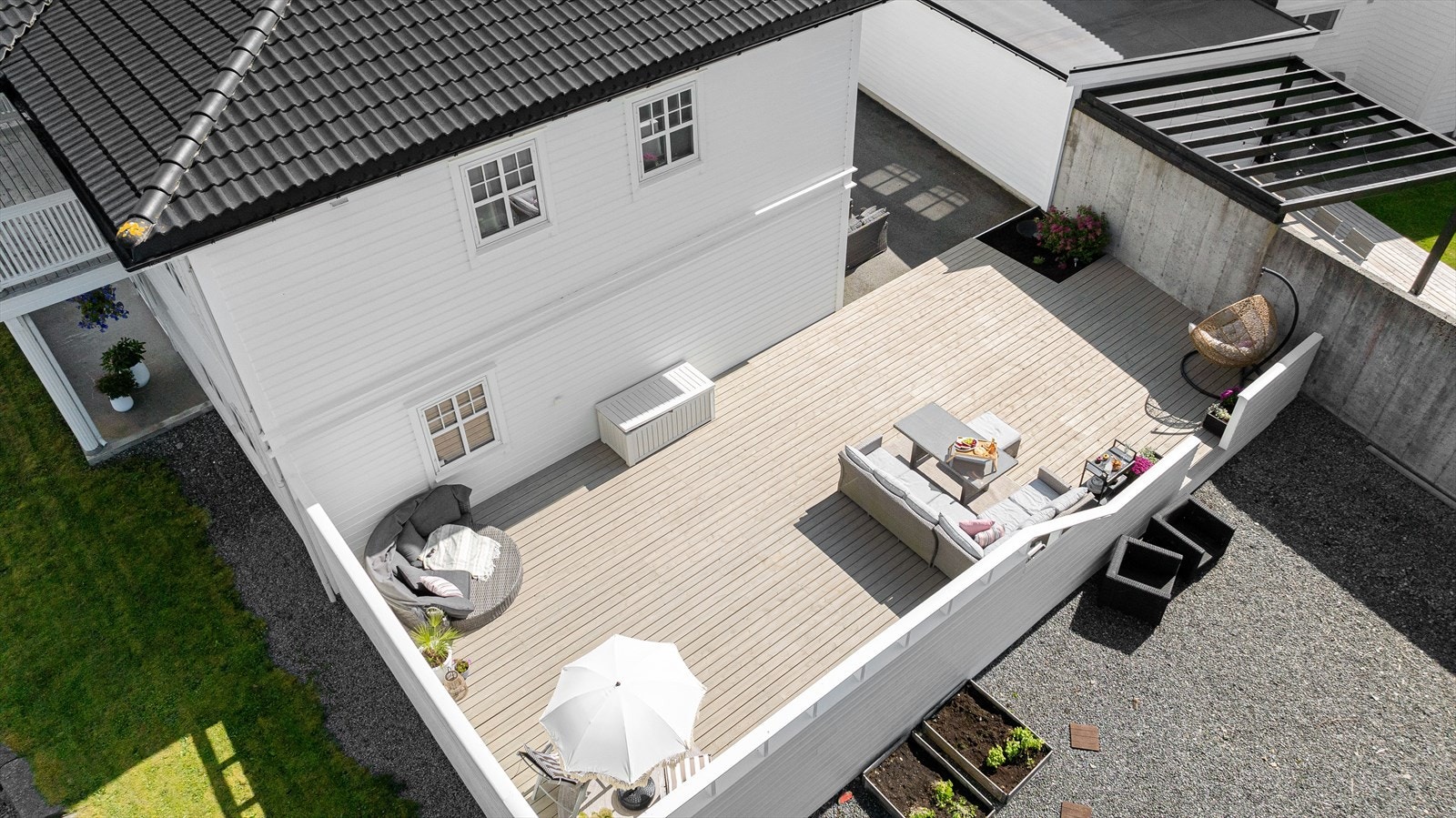 Stor og skjermet terrasse mot vest med god plass til det man måtte ønske av utemøblement (ikke byggemeldt/godkjent) Galleribilde