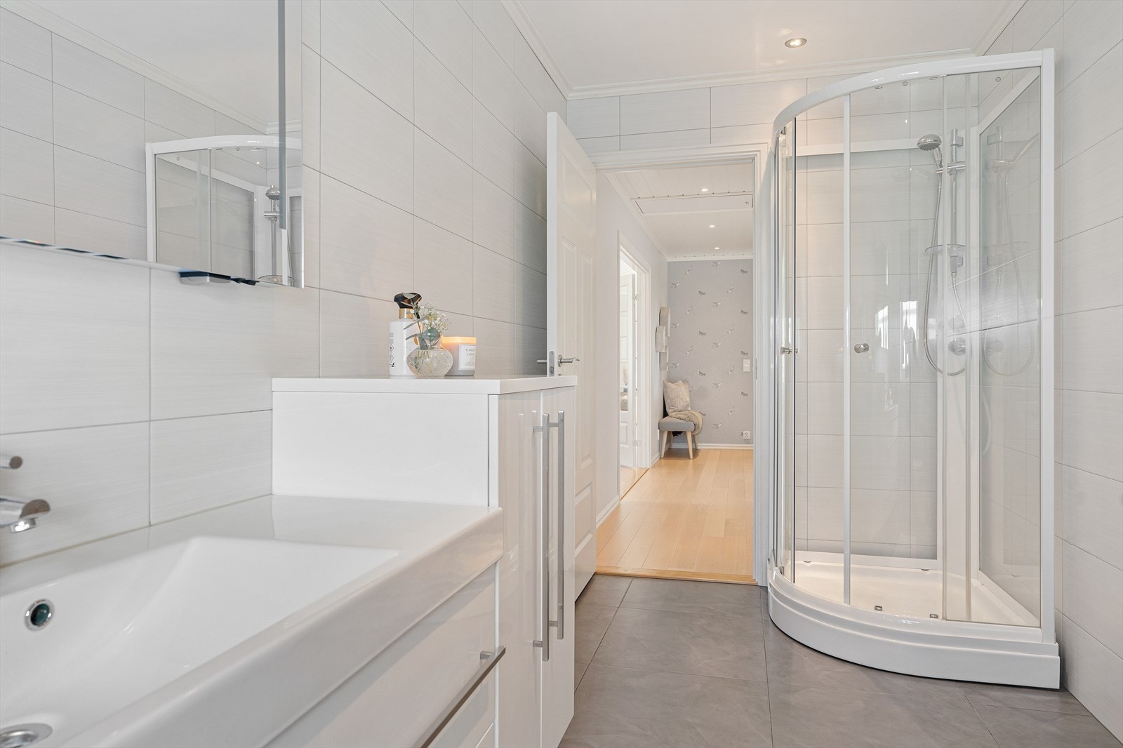 Badet er innredet med dusjkabinett, flott baderomsinnredning og vegghengt toalett Galleribilde