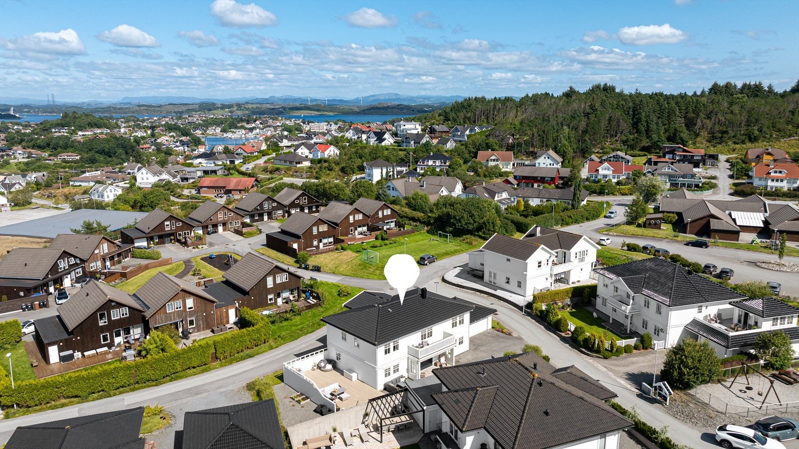 Fra eiendommen har man utsikt utover boligområdet, samt retning mot nordøst i retning Karmsundet Galleribilde