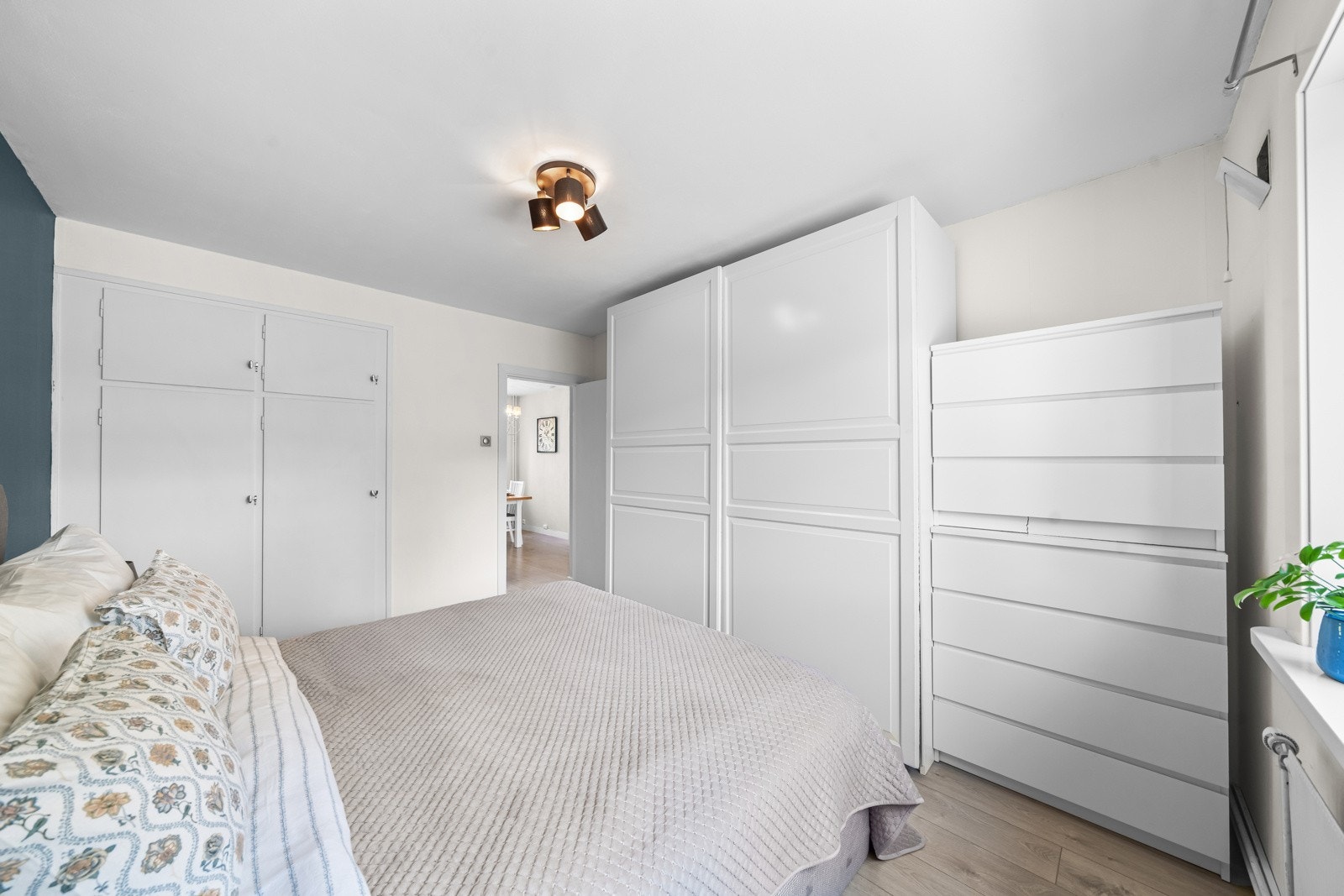 Soverommet har godt med oppbevaringsplass med innbebygd garderobe, samt stor skyvedørsgarderobe på andre siden. Galleribilde