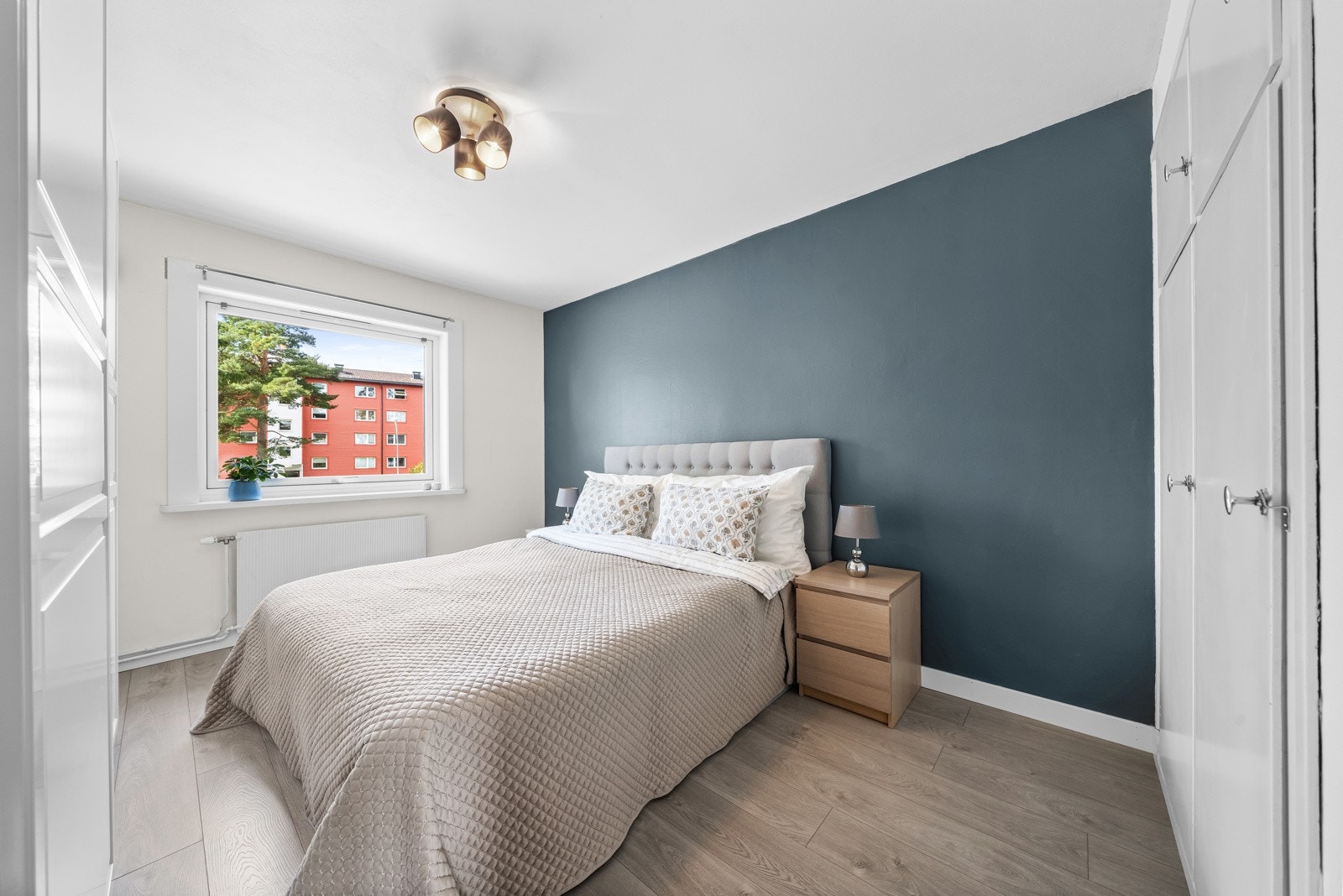 Meget romslig hovedsoverom vendt mot rolig fellesareal. Galleribilde