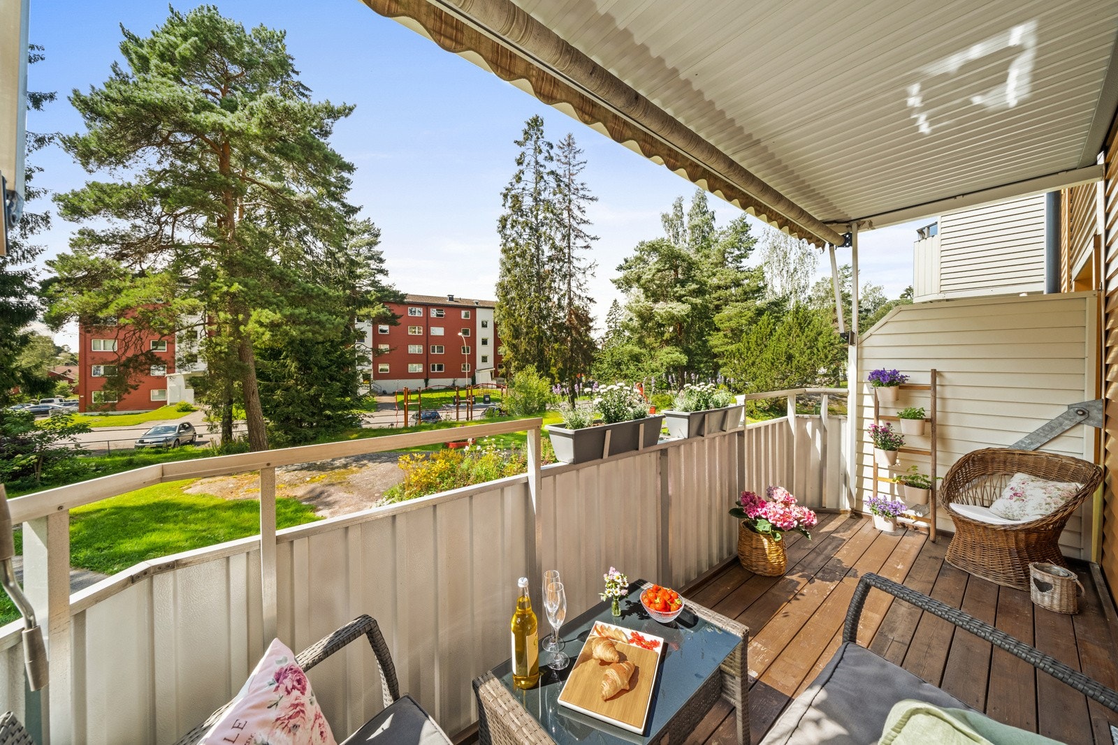 Den hyggelige balkongen oppleves som en forlengelse av stuen på varme sommerdager. Galleribilde