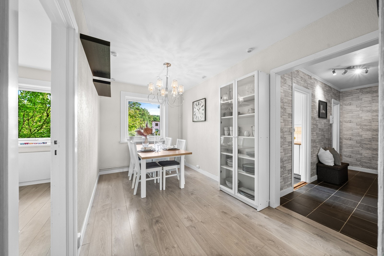 Hyggelig spisestue med plass til stort spisebord og vitrineskap for lagring. Galleribilde