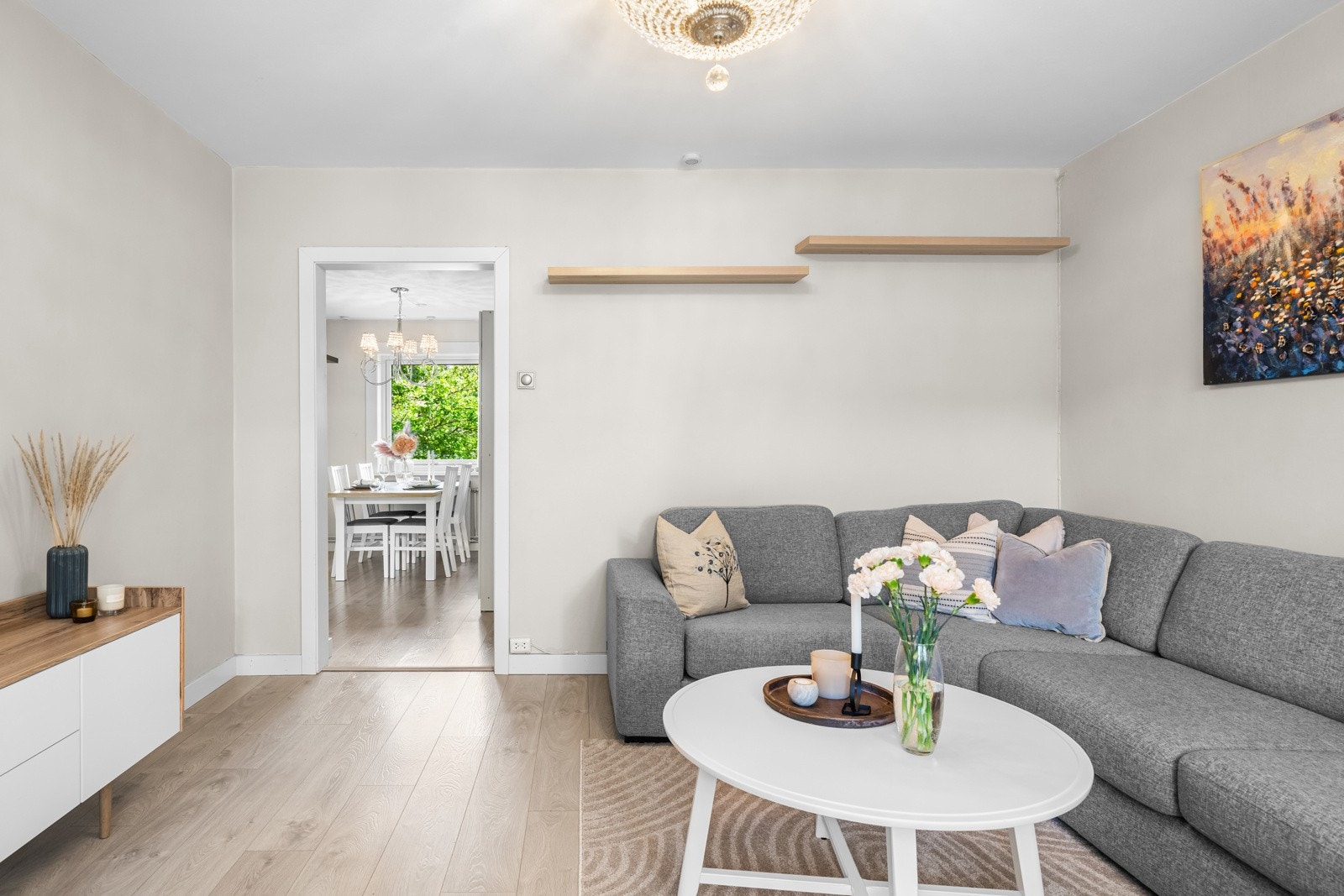 Romfordelingen oppleves luftig og åpen, samtidig ligger rommene behagelig adskilt og tilbaketrukket fra hverandre. Galleribilde