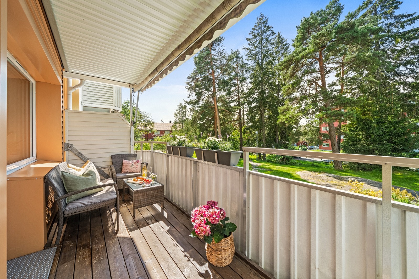 Dette er en lys og romslig 3(4)-roms beliggende i høy 1. etasje vendt mot naturskjønne omgivelser. Galleribilde