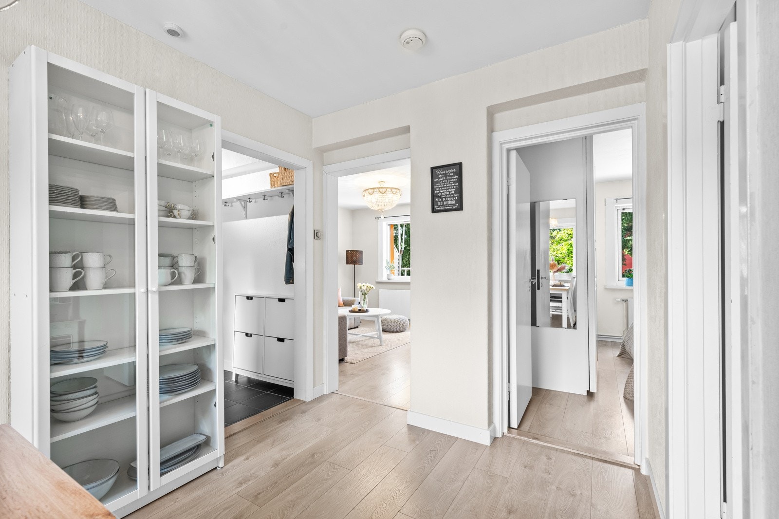 Spisestuen har en sentrert plassering i hjertet av boligen med adkomst til alle rom. Galleribilde