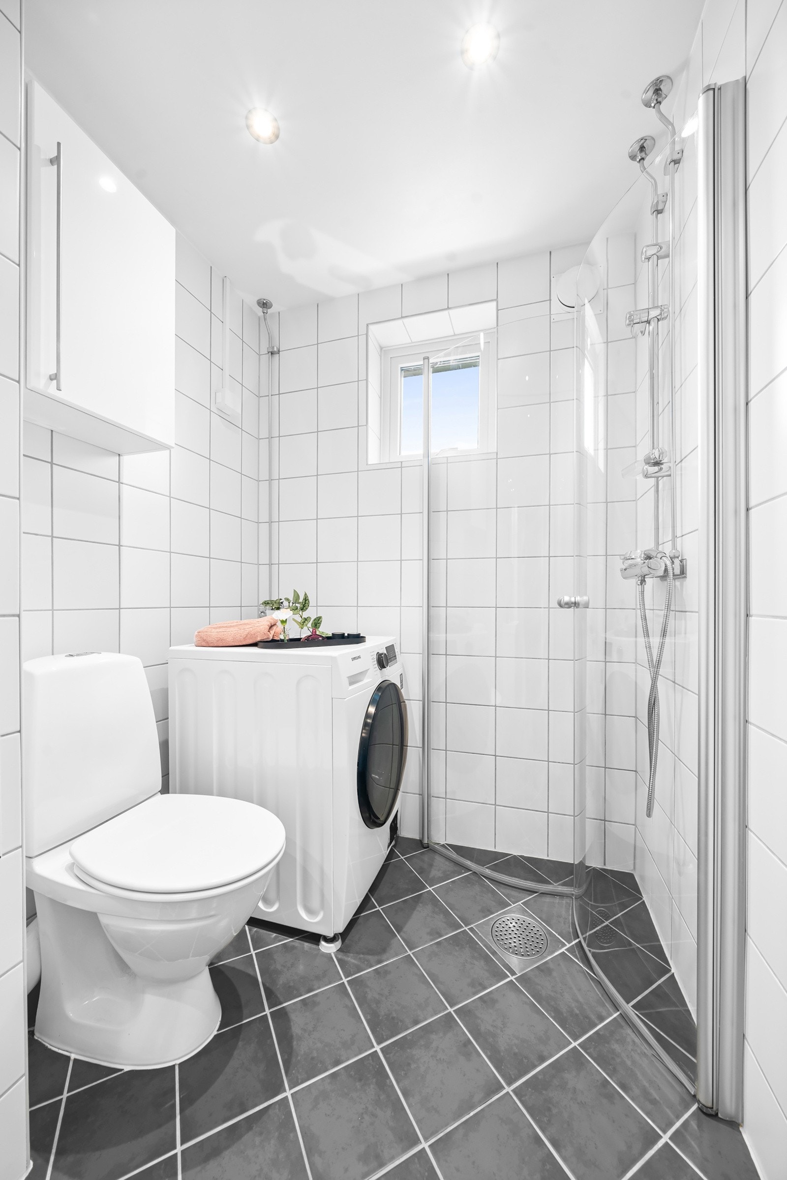 Pent flislagt baderom i tidløst utførelse, rehabilitert i 2009 i regi av borettslaget. Galleribilde