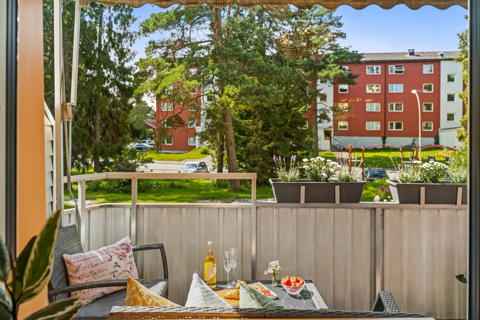 Balkongen ligger vestvendt og kan by på gode solforhold store deler av dagen. Galleribilde