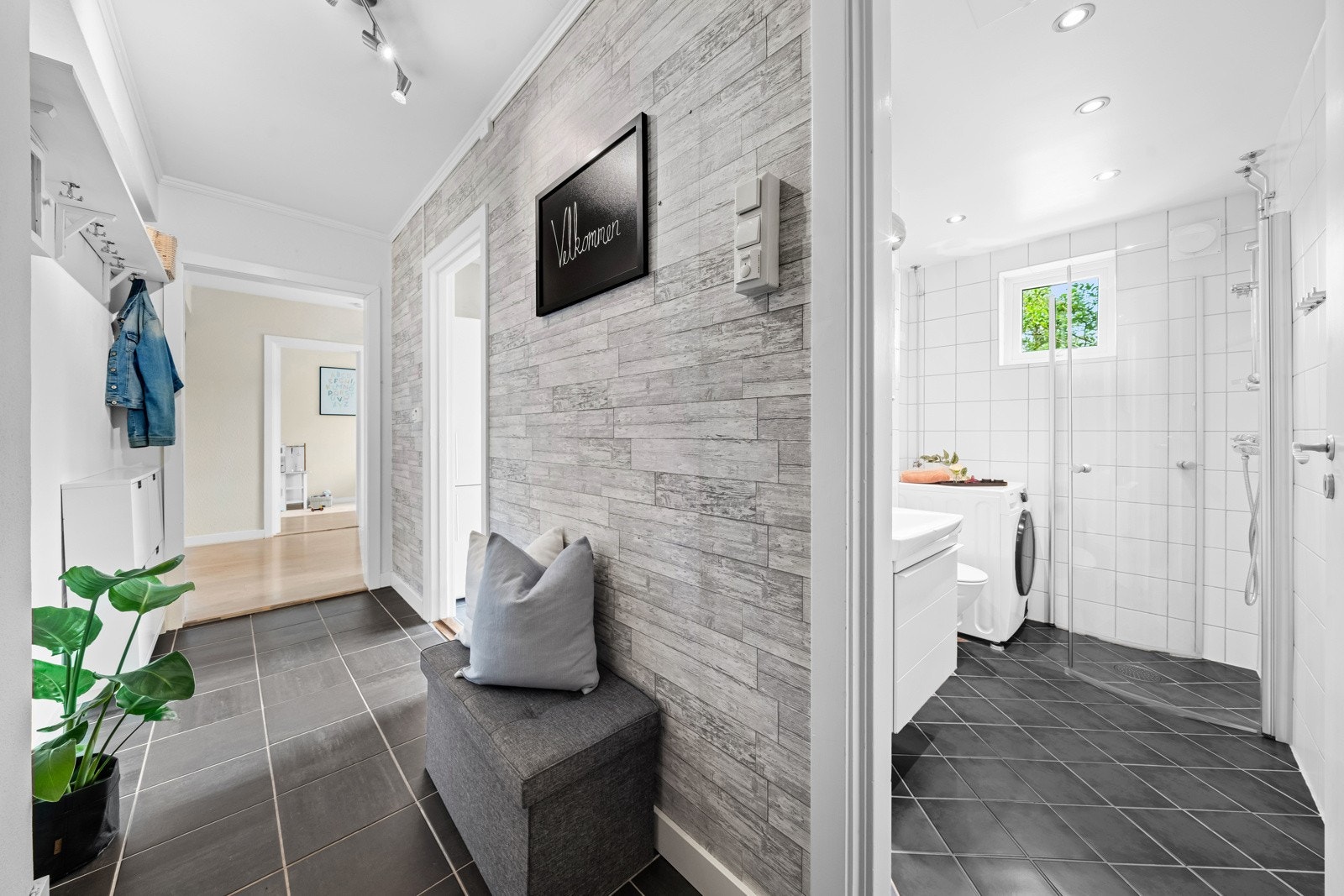 Du ønskes velkommen inn i en hyggelig entré som gir et godt førsteinntrykk av boligen. Galleribilde