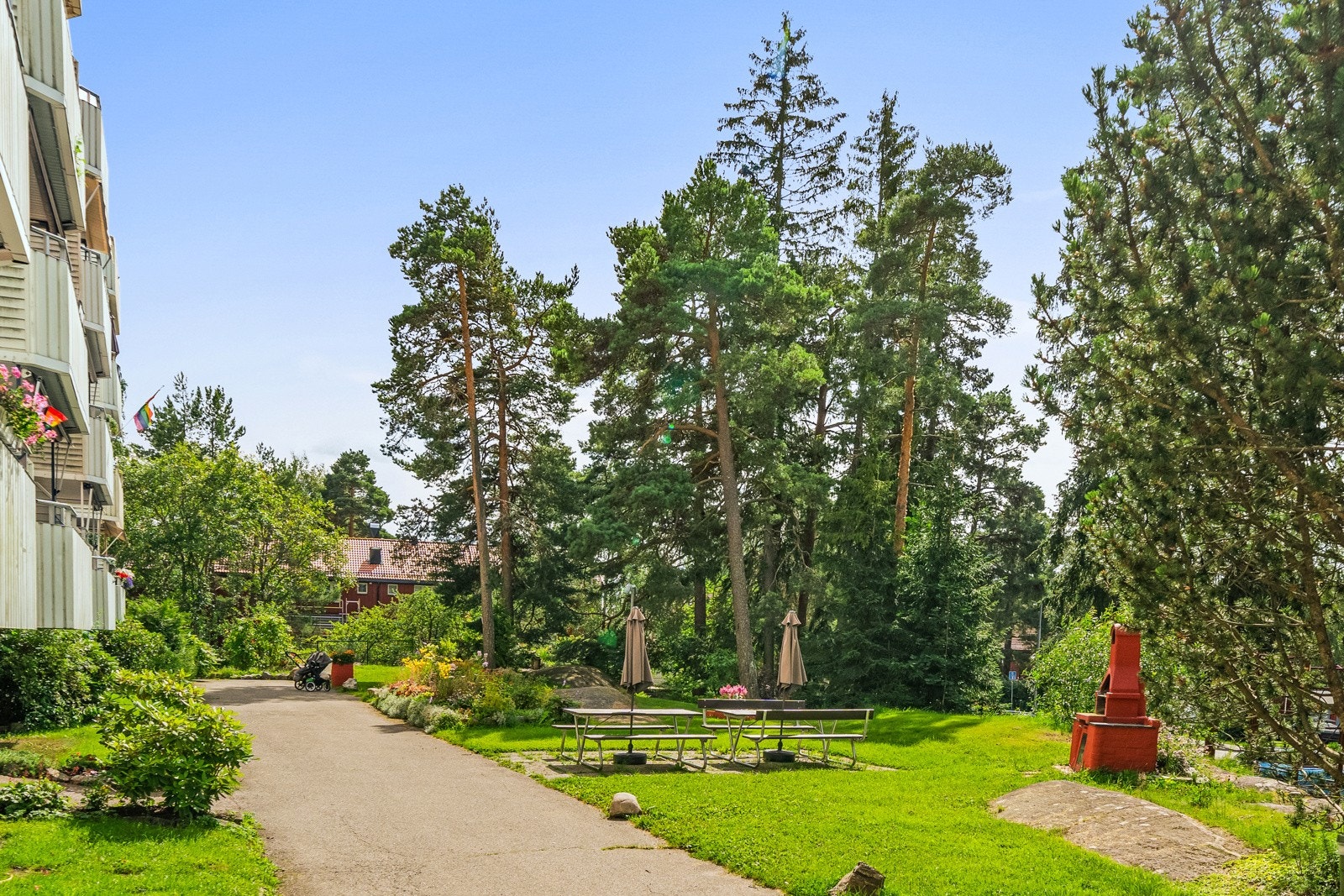 Nabolaget har et stort fokus på fellesområdene med diverse stell og planting av blomster og planter. Galleribilde