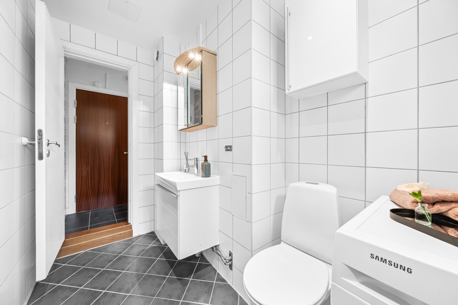 Det er opplegg for vaskemaskin, samt elektriske varmekabler i gulv. Galleribilde