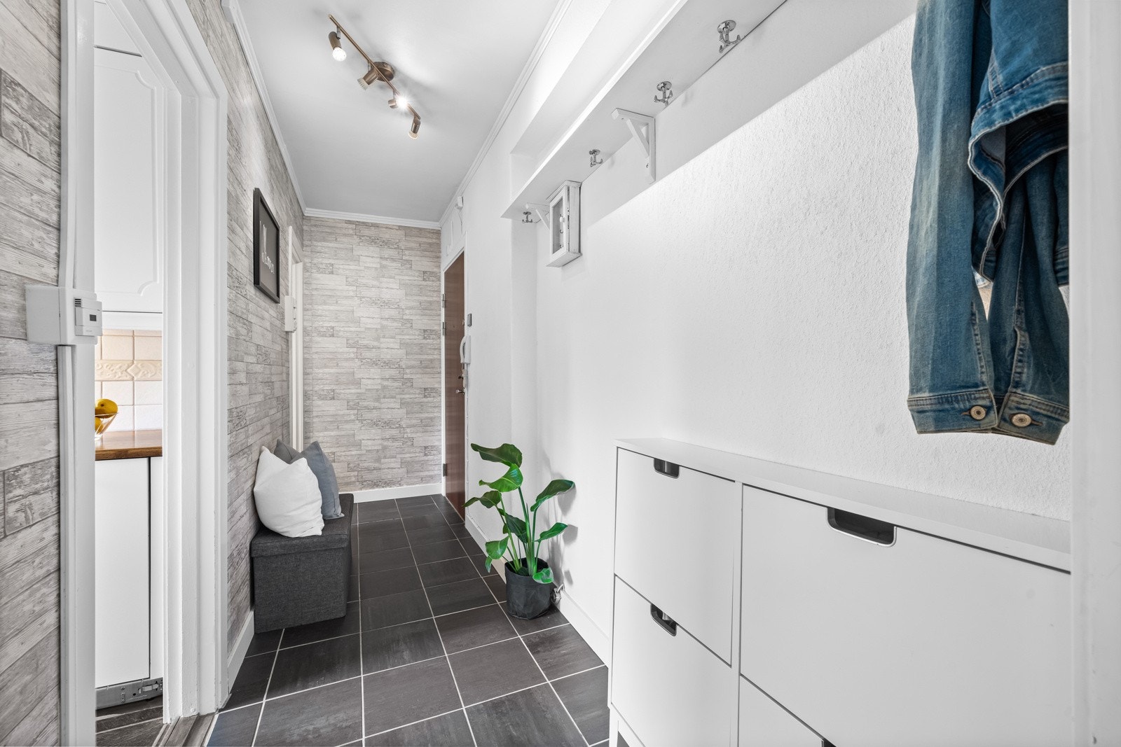 På generalforsamlingen ble det vedtatt et nytt prosjekt om å rehabilitere inngangspartier, samt skifte oppgangsdører og callinganlegg m.m. Foreløpig oppstart er uvisst. Galleribilde