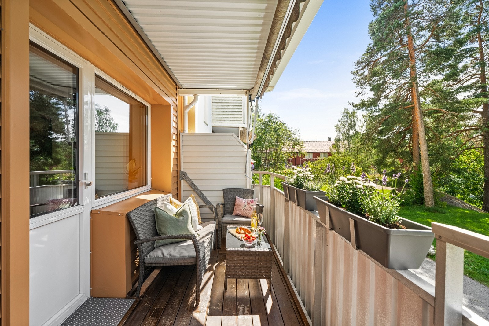 Fra stuen er det utgang til en overbygd balkong på ca. 7 m² Galleribilde