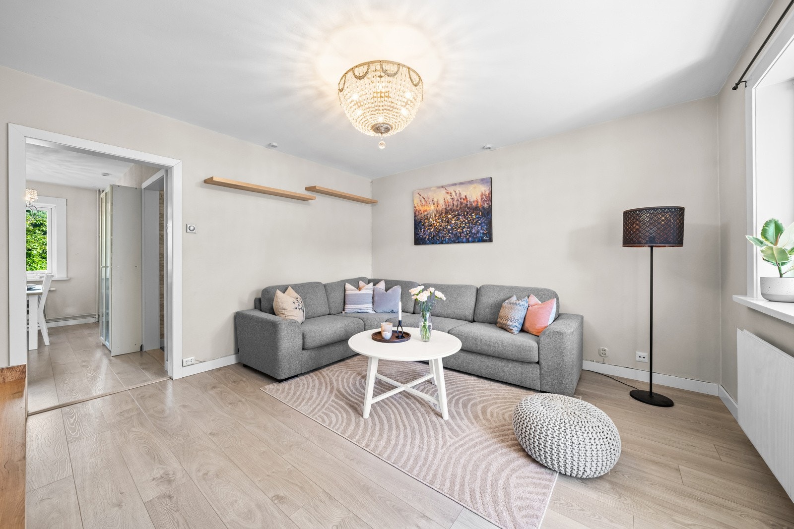 Lys og romslige stue med plass til sofaseksjon, stuebord og diverse tv-møblement. Galleribilde