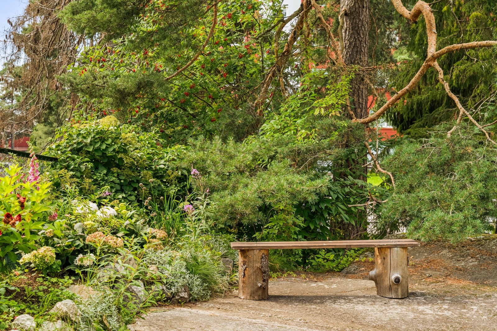 Fellesområdet rett utenfor er opparbeidet med flere koselige sitteplasser og er et sosialt samlingspunkt for beboere i nabolaget. Galleribilde