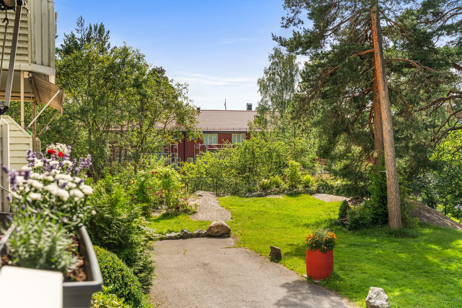 Her bor du rolig og fredelig til med utsyn mot grønt fellesareal. Galleribilde
