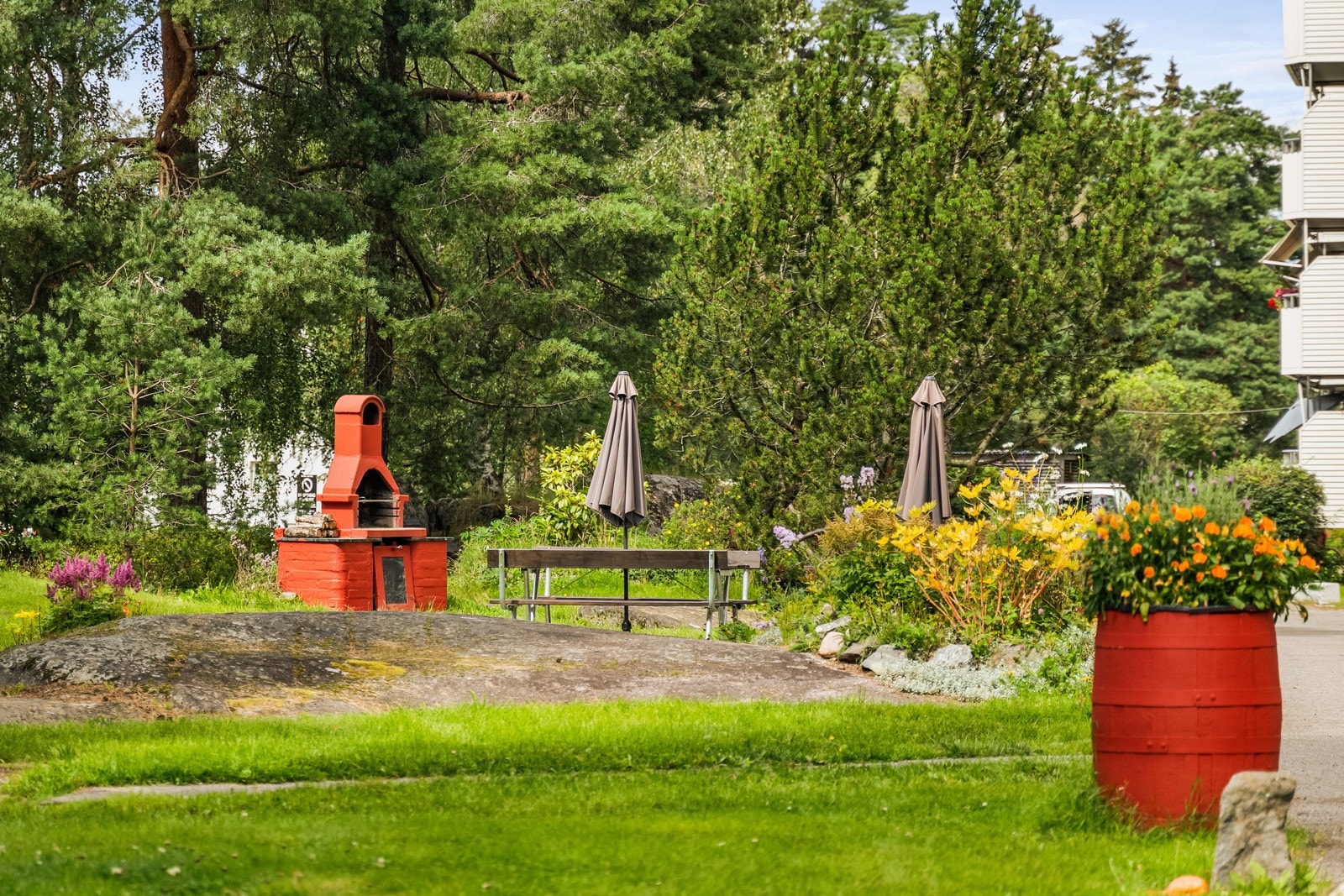 Rett utenfor har du et hyggelig og pent forseggjort fellesareal med ovn og sitteplasser. Galleribilde