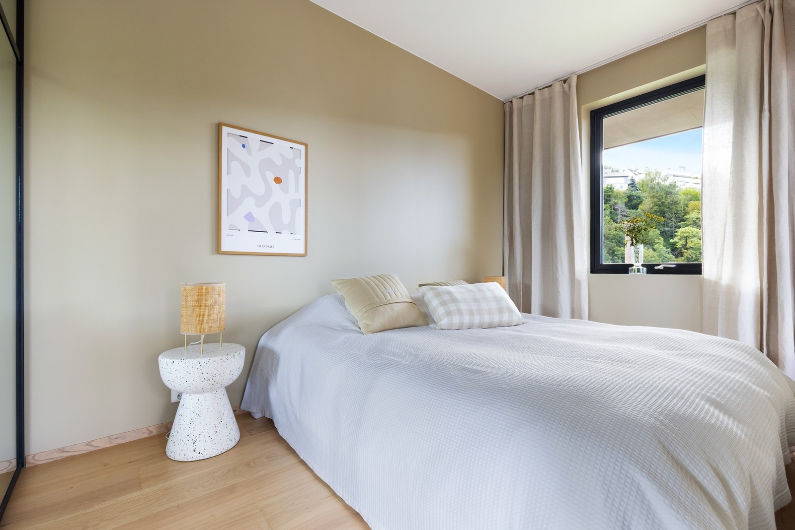 Hovedsoverommet har god plass til dobbeltseng og nattbord. Galleribilde