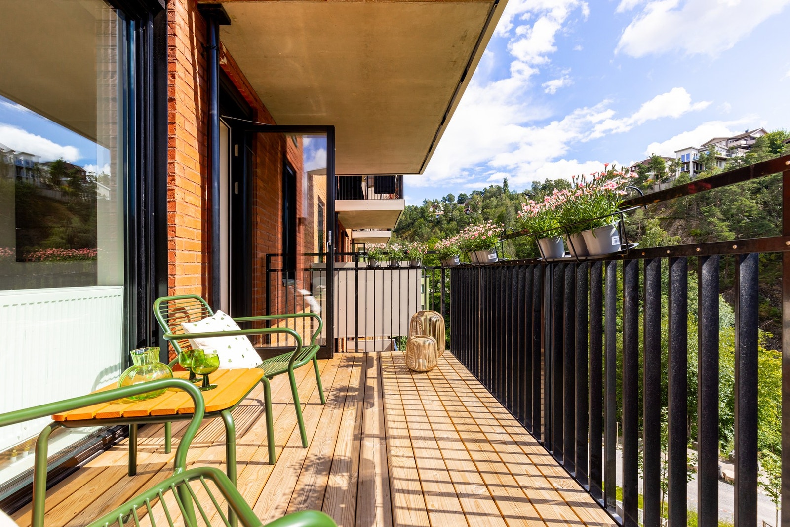 Nyt varme sommerdager og sene sommerkvelder i hyggelige lag. Galleribilde