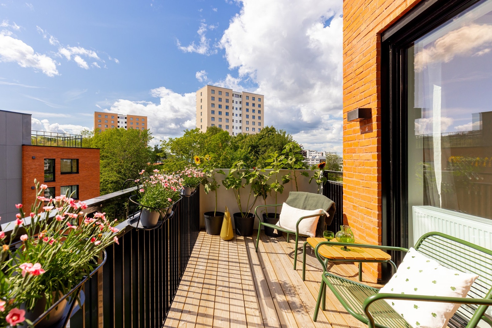 På terrassen får du plass til møblement i tillegg til grill og beplantning. Galleribilde