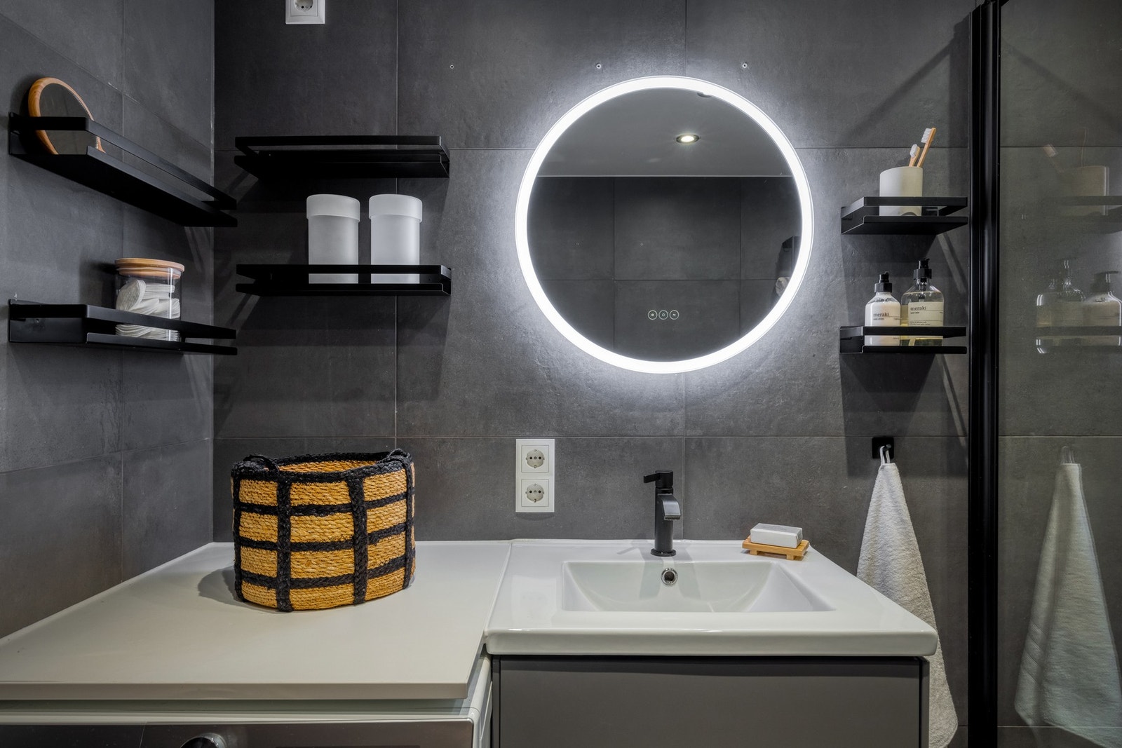 Innredningen består av servant på underskuffer, vegghengt speil med integrert lys samt vegghengt toalett. Galleribilde